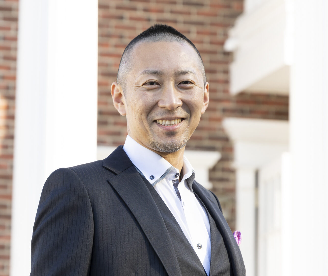 青いシャツの男性300px-300px
